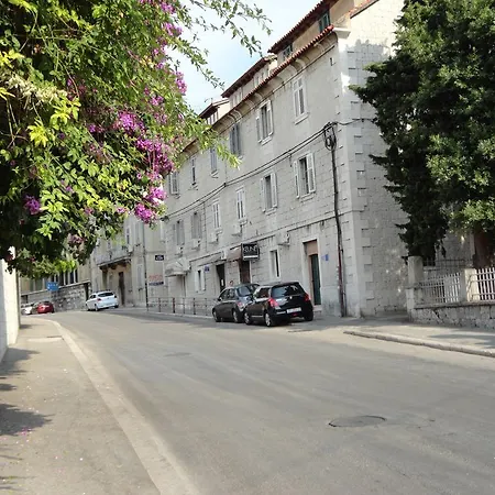 Guest house Rooms And Apartments Emily