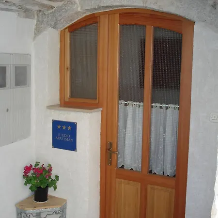 Guest house Rooms And Apartments Emily