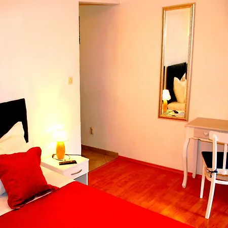 Rooms And Apartments Emily Split