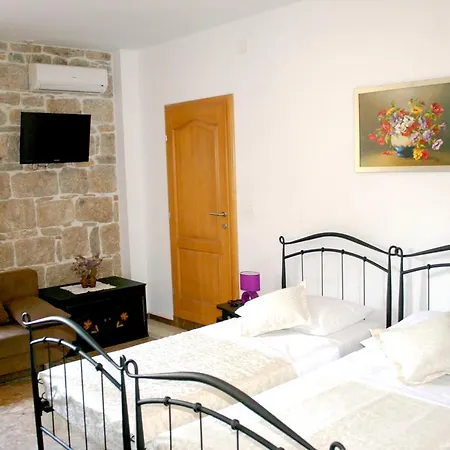 Guest house Rooms And Apartments Emily