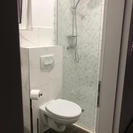 招待所 And Emily 3*