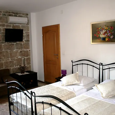 Pensionat And Emily Split